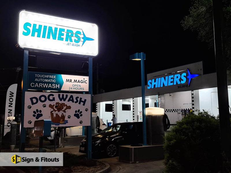 Illuminated pylon sign, light box sign, 3D letters sign