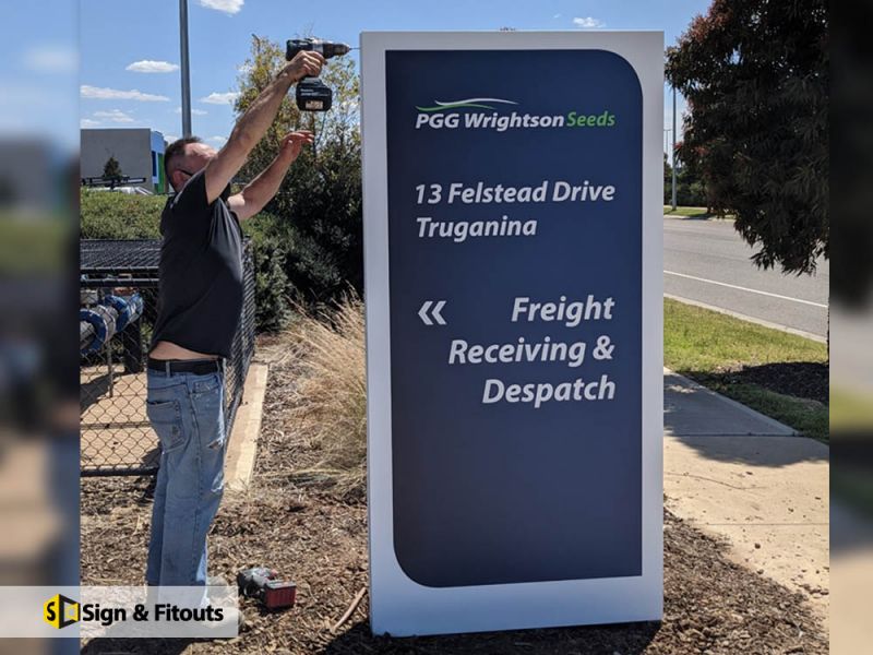 Pylon sign, way finding pylon sign