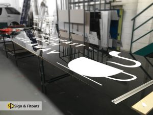 Banner sign fabrication, sign maker