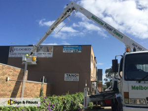 Building sign, sign installation, panel sign