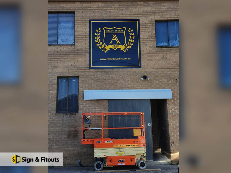 Building sign, sign installation